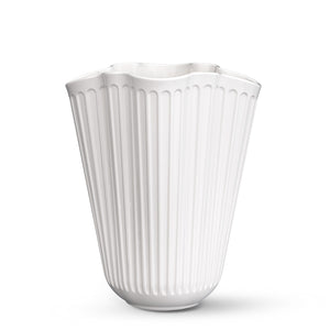Kähler Hammershøi Unfold Vase 20,5cm Hvit med unik foldet form som fremhever blomstene vakkert, designet for moderne interiør.