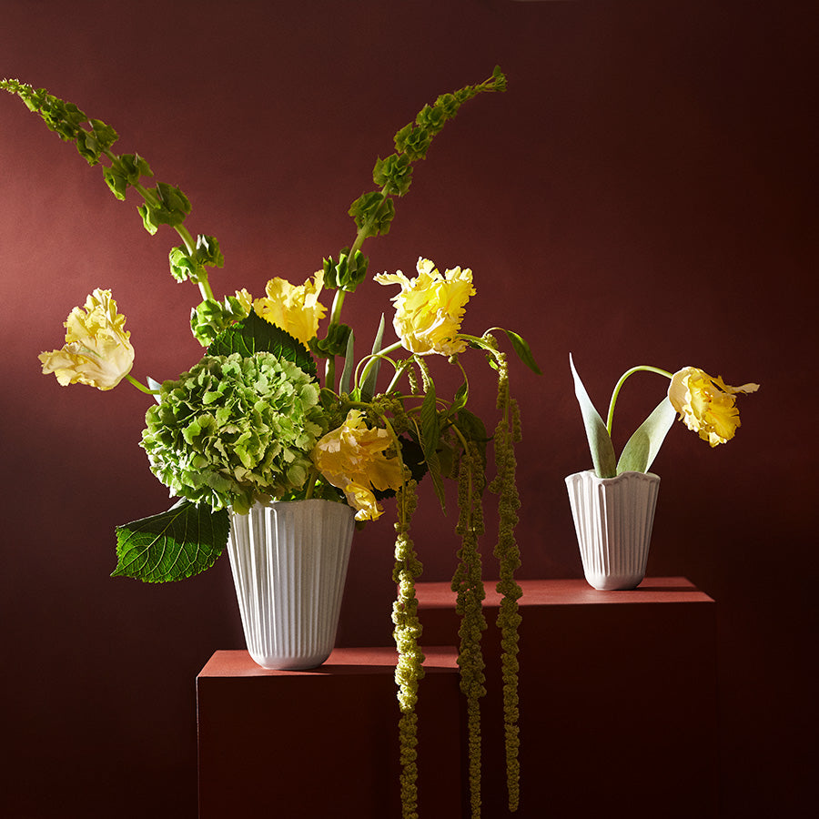 Kähler Hammershøi Unfold vase 16,5 cm hvit med blomsterarrangering, perfekt for mindre buketter i en stilfull setting.