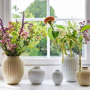 Kähler Hammershøi vase 10,5cm Hvit og flere vaser i forskjellige størrelser, dekorativt vinduspunk.