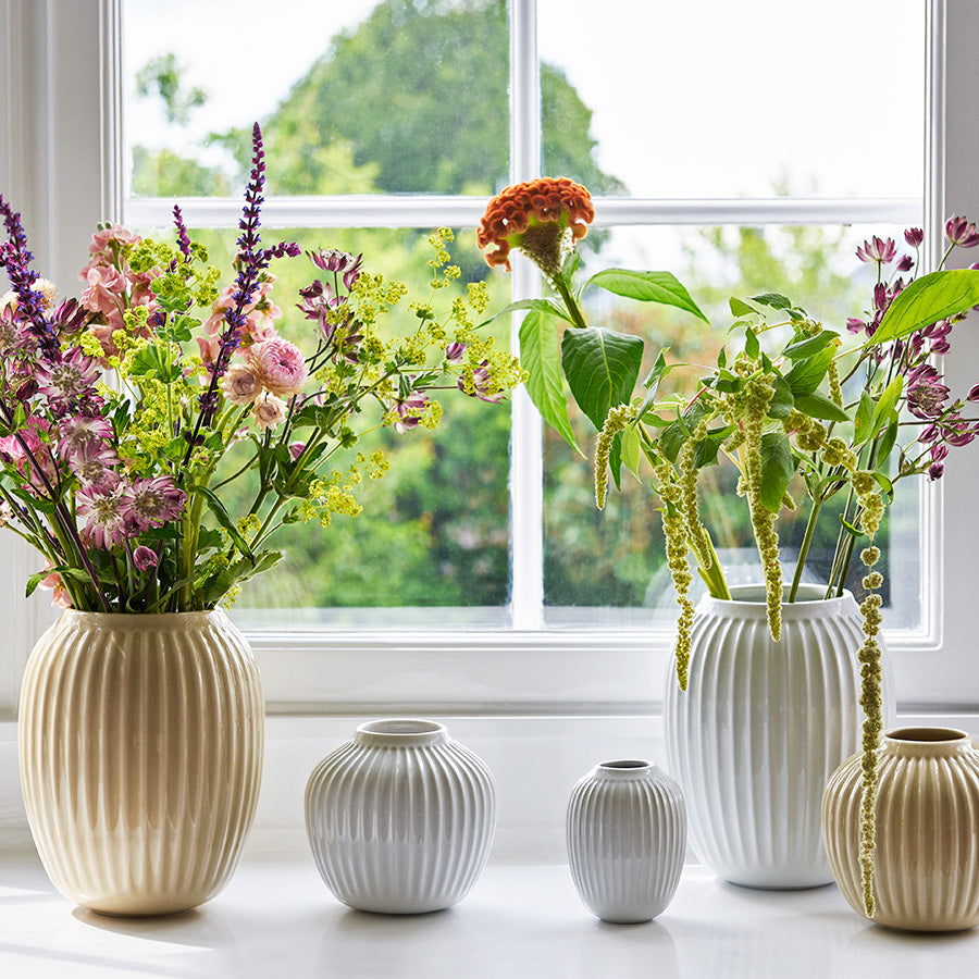 Kähler Hammershøi vase 10,5cm Hvit og flere vaser i forskjellige størrelser, dekorativt vinduspunk.