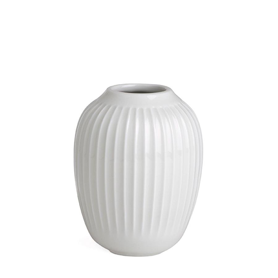 Kähler Hammershøi vase 10,5cm Hvit, elegant med ikoniske riller, perfekt for blomsterarrangementer.