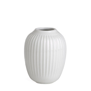 Kähler Hammershøi vase 10,5cm Hvit, elegant med ikoniske riller, perfekt for blomsterarrangementer.