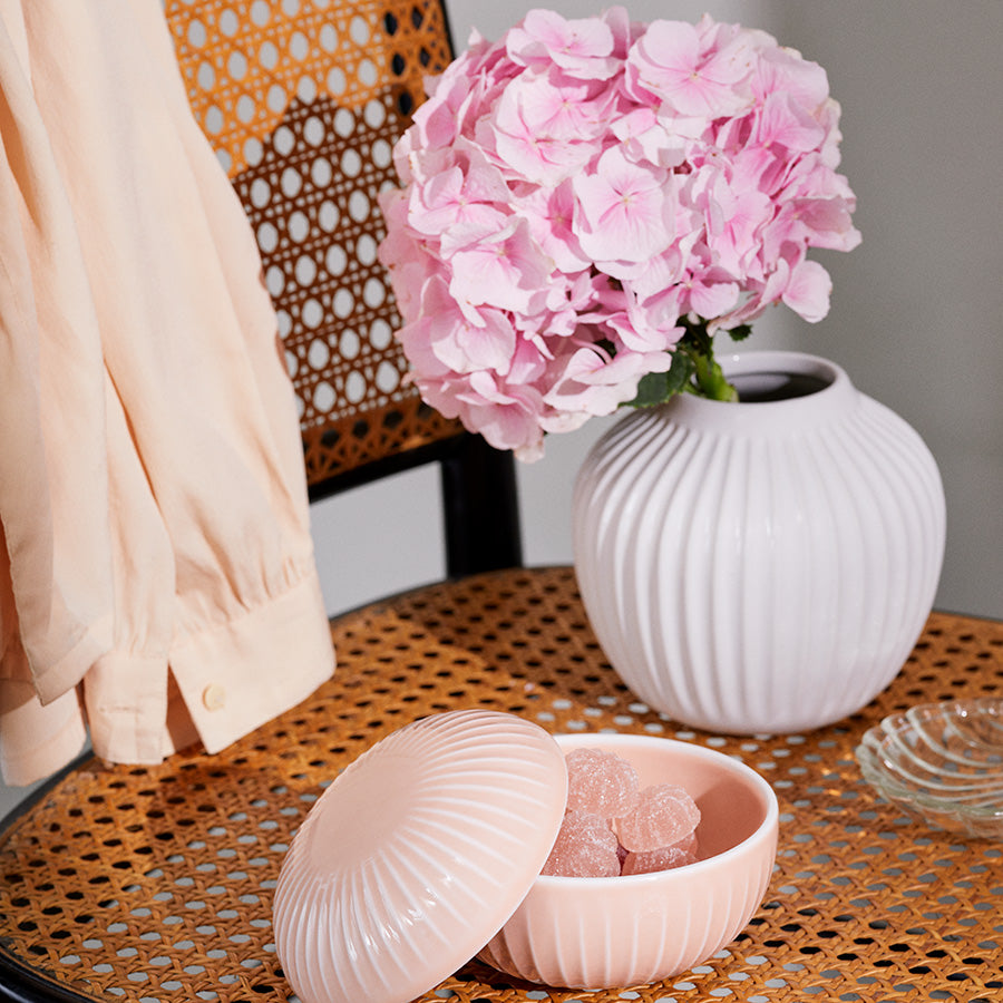 Kähler Hammershøi Vase 13cm Hvit med rosa blomster - Hvit vase med blomster og god oppstilling, ideell for dekorasjon.