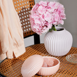Kähler Hammershøi Vase 13cm Hvit med rosa blomster - Hvit vase med blomster og god oppstilling, ideell for dekorasjon.
