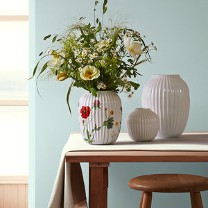 Kähler Hammershøi Vase 25,5 cm i hvit, sammen med mindre vaser, fylt med friske blomster. Tidløs skandinavisk stil.