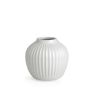 Kähler Hammershøi Vase 13cm Hvit - Elegant hvit porselensvase med riller, perfekt for små buketter.