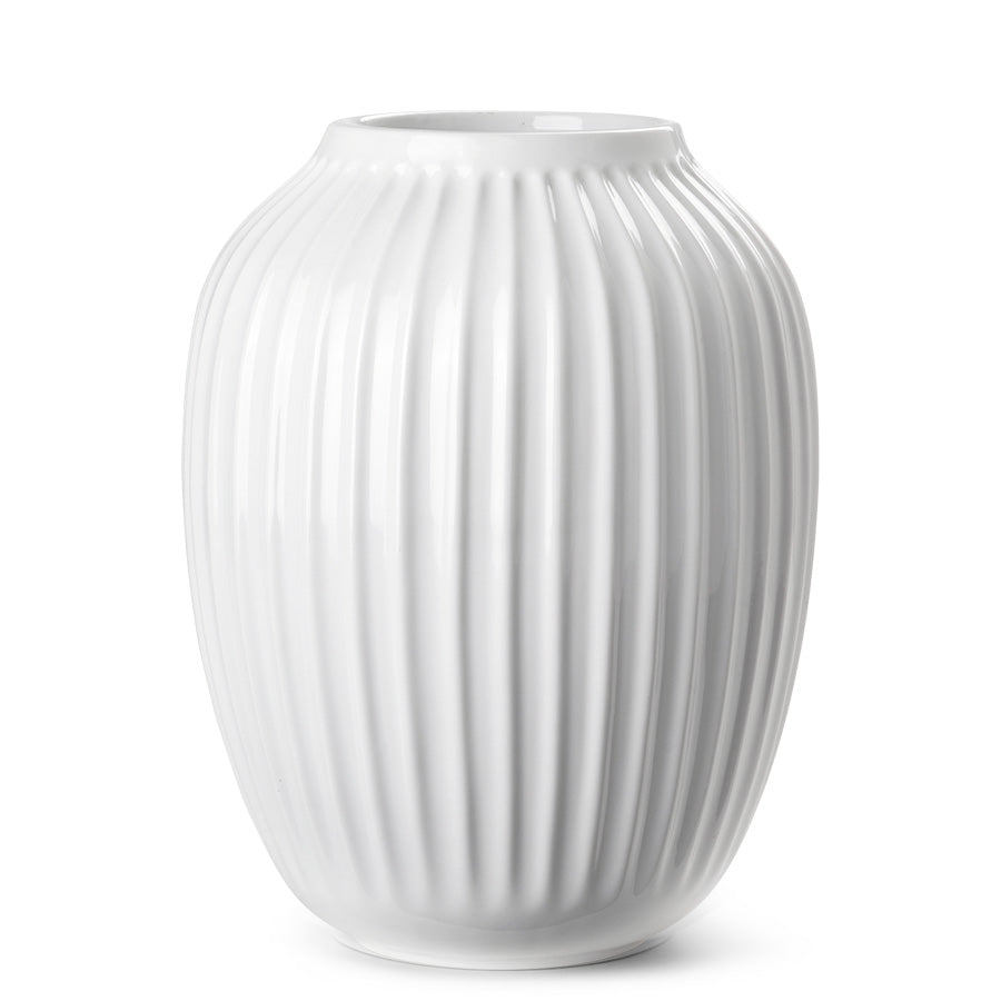 Kähler Hammershøi Vase 25,5 cm i hvit, elegant høy vase med klassiske riller, perfekt for store buketter. Skandinavisk design.