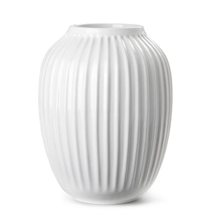 Kähler Hammershøi Vase 25,5 cm i hvit, elegant høy vase med klassiske riller, perfekt for store buketter. Skandinavisk design.