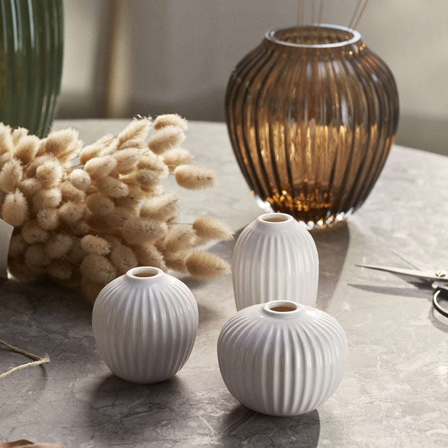 Kähler Hammershøi Miniatyr Vase Hvit 3pk - Samling av tre hvite miniatyrvaser i porselen, ideelle for stilige tablåer og små blomster, med Hammershøi-design.