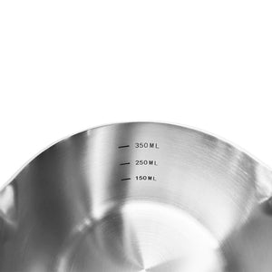 Innvendig visning av Christiania 1739 Chef's Choice Kasserolle m/Helletut 450ml 10cm, med tydelig måleskala for porsjoner i rustfritt stål.