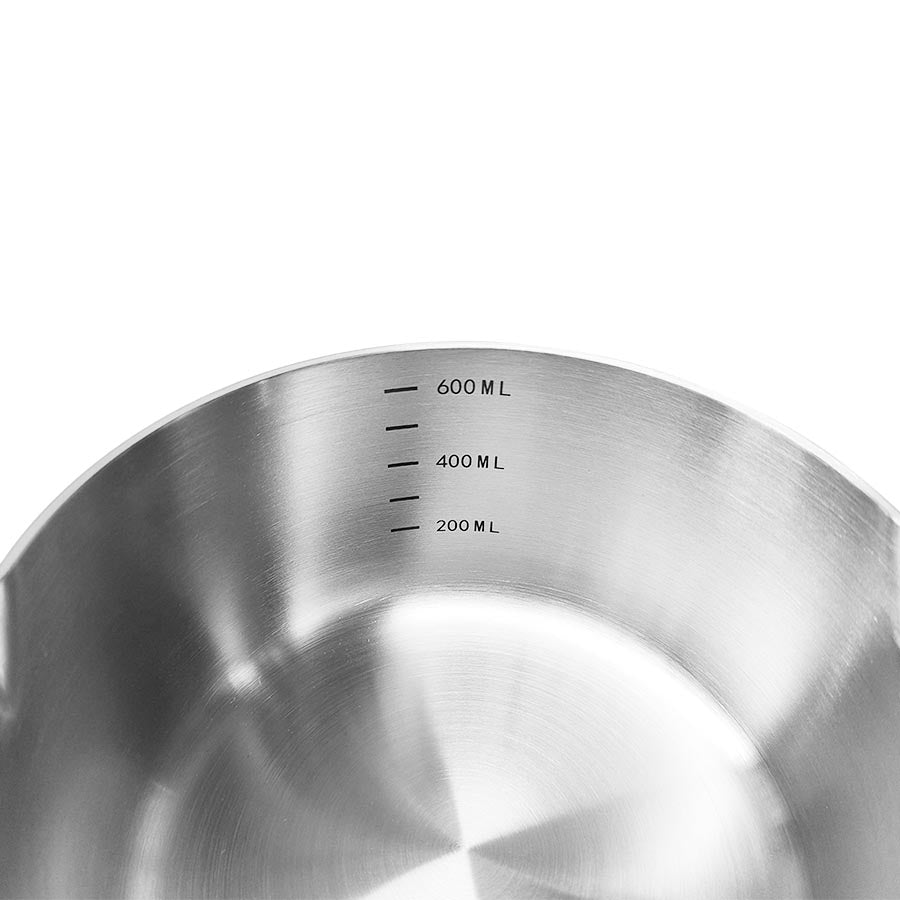 Innvendig bilde av Christiania 1739 Chef's Choice Kasserolle m/Helletut 700ml med måleskala for nøyaktig oppmåling.