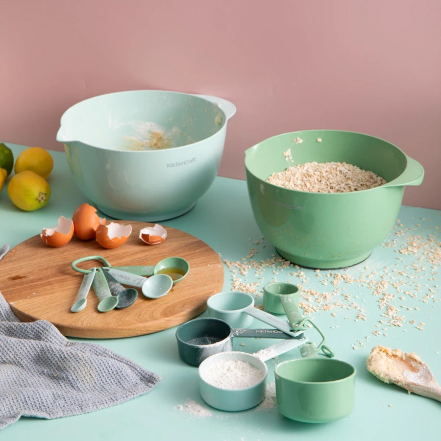 KitchenCraft bollesett i bruk med blandeboller, målekopper og måleskjeer til baking