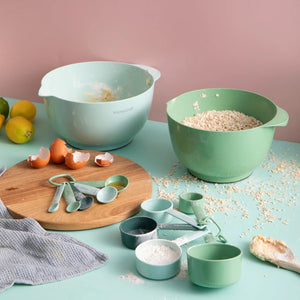 KitchenCraft bollesett i bruk med blandeboller, målekopper og måleskjeer til baking