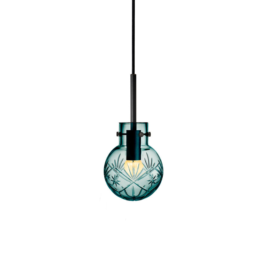 Krystallkule Taklampe Finn Blågrønn fra Hadeland Glassverk, munnblåst og håndslipt, med elegant blågrønn farge og klassisk mønster, perfekt for moderne og klassiske interiører.