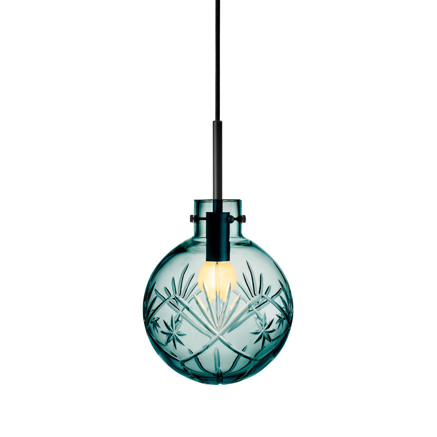 Hadeland Glassverk krystallkule taklampe Finn i blågrønn farge med håndslipt mønster. Designet med sort tekstilkabel.