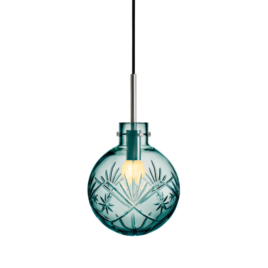 Hadeland Glassverk krystallkule taklampe Finn i blågrønn farge med håndslipt design. Utstyrt med metallkrok i rustfritt stål.
