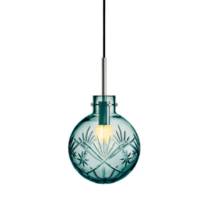 Hadeland Glassverk krystallkule taklampe Finn i blågrønn farge med håndslipt design. Utstyrt med metallkrok i rustfritt stål.