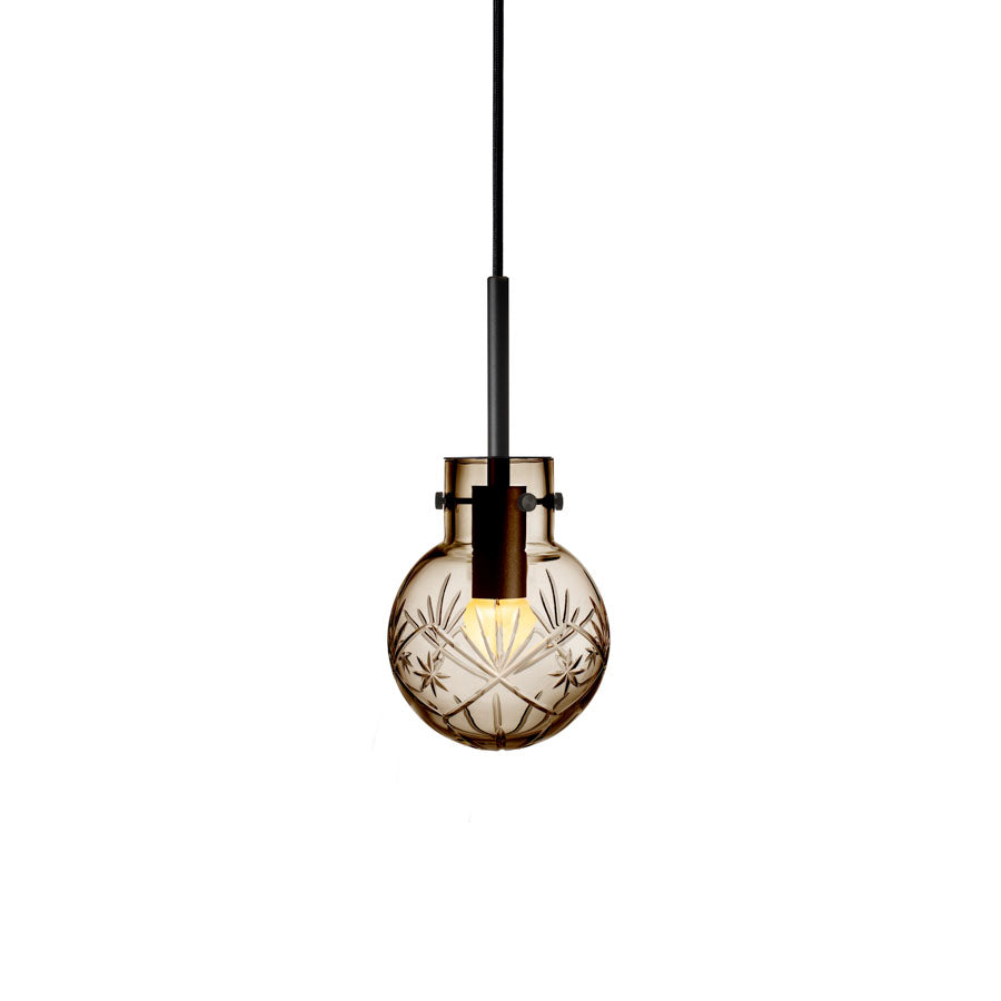 Hadeland Glassverk taklampe Finn i kakao-farget glass med håndlaget krystallkule og detaljer i diamantslipt design.