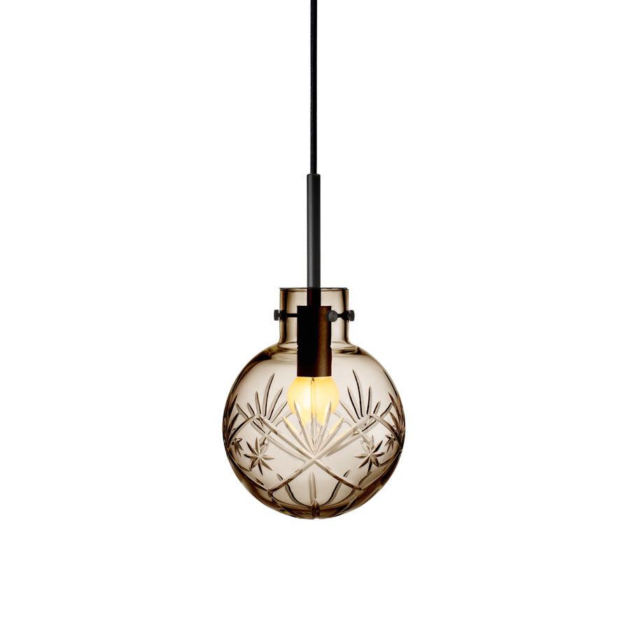 Elegant taklampe fra Hadeland Glassverk, laget av kakao-farget glass med detaljerte mønstre.