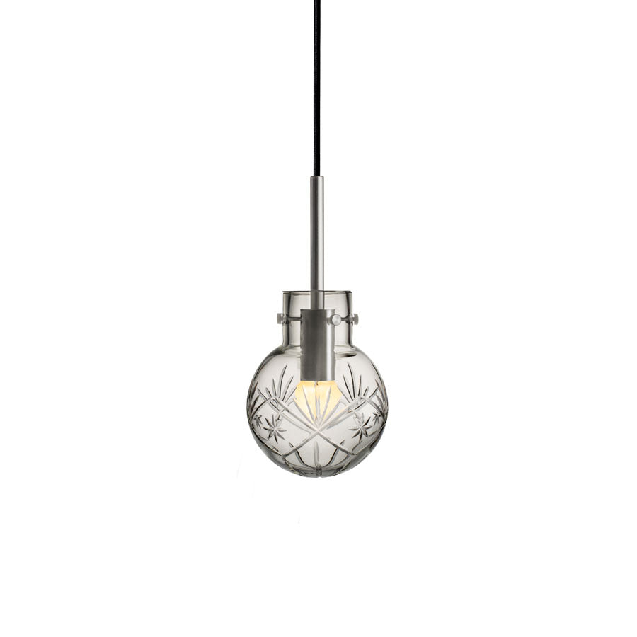 Hadeland Glassverk krystallkule taklampe med kromfarge oppheng, elegant håndslipt mønster og klart glass, perfekt for stilren belysning.