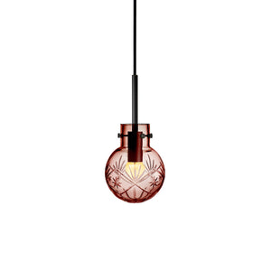 Krystallkule Taklampe Finn Morgenrød fra Hadeland Glassverk, munnblåst og håndslipt med elegant mønster, henger fra svart tekstilkabel.