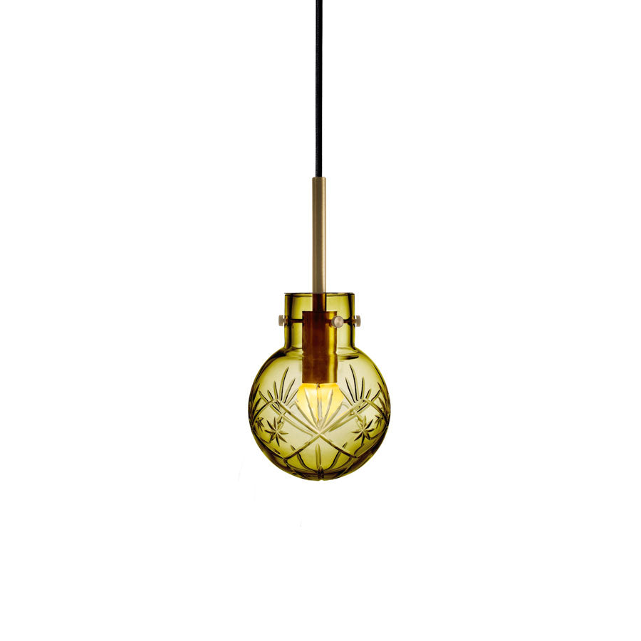 Hadeland Glassverk krystallkule taklampe i olivenfarge med elegant design, håndslipt med tradisjonelt Finn-mønster.