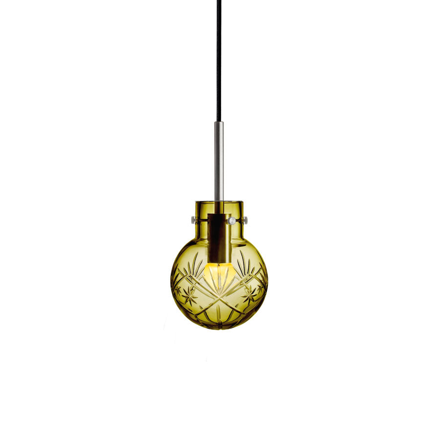 Hadeland Glassverk krystallkule taklampe i olivenfarget glass med Finn-mønster, som viser håndslipt design fra 1916.