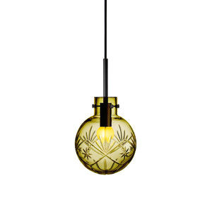 Klassisk Hadeland Glassverk taklampe med olivenfarget krystallkule, håndlagd med unikt lysspill.