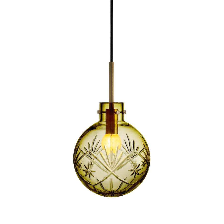 Elegant taklampe fra Hadeland Glassverk, olivenfarget krystallkule med Finn-mønster, håndlaget, henger fra en metallstang, skaper et dramatisk lys.