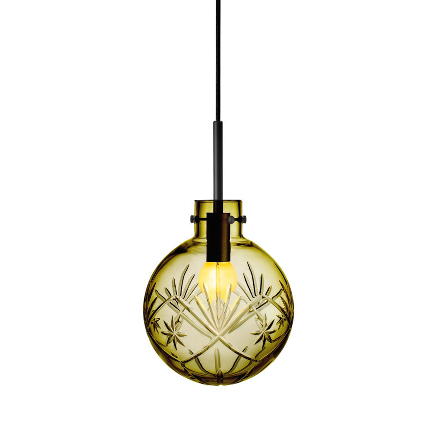 Hadeland Glassverk krystallkule taklampe med Finn-mønster i olivenfarget glass, håndslipt, med sort tekstilkabel. Perfekt for både moderne og tradisjonelt interiør.