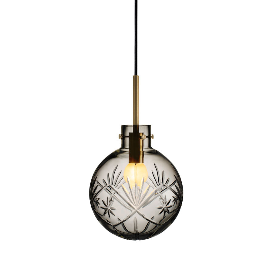 Hadeland Glassverk Krystallkule Taklampe Finn Røkgrå, elegant lampedesign med gullfarget oppheng, som gir et sofistikert preg til interiøret.