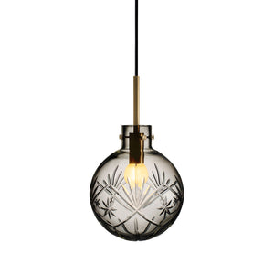 Hadeland Glassverk Krystallkule Taklampe Finn Røkgrå, elegant lampedesign med gullfarget oppheng, som gir et sofistikert preg til interiøret.