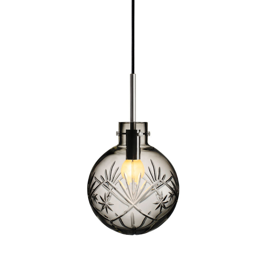 Hadeland Glassverk Krystallkule Taklampe Finn Røkgrå, håndslipt glassdesign med moderne oppheng i stål, perfekt til stuen eller kjøkkenet.