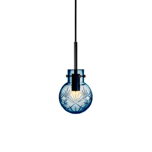 Hadeland Glassverk Krystallkule Taklampe Finn Stålblå med diamantmønster og sort tekstilkabel, elegant belysning for moderne interiør.