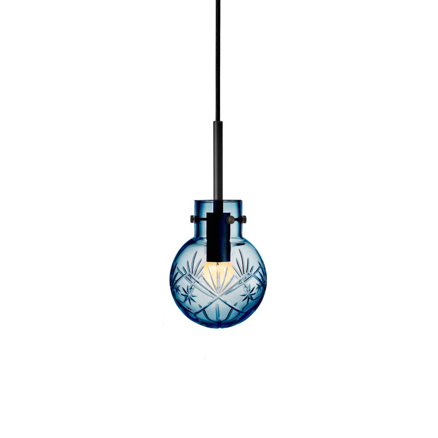 Hadeland Glassverk Krystallkule Taklampe Finn Stålblå med diamantmønster og sort tekstilkabel, elegant belysning for moderne interiør.