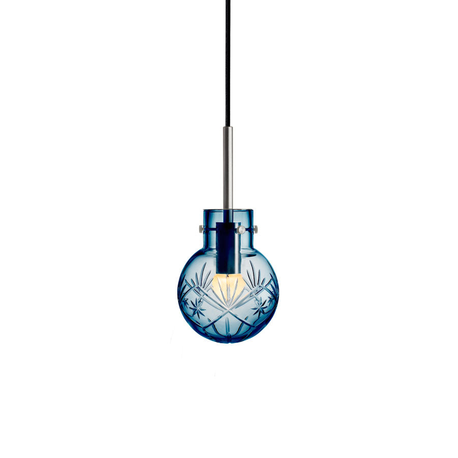 Hadeland Glassverk Krystallkule Taklampe Finn Stålblå med polert metallbaldakin, perfekt som et blikkfang i stuen.