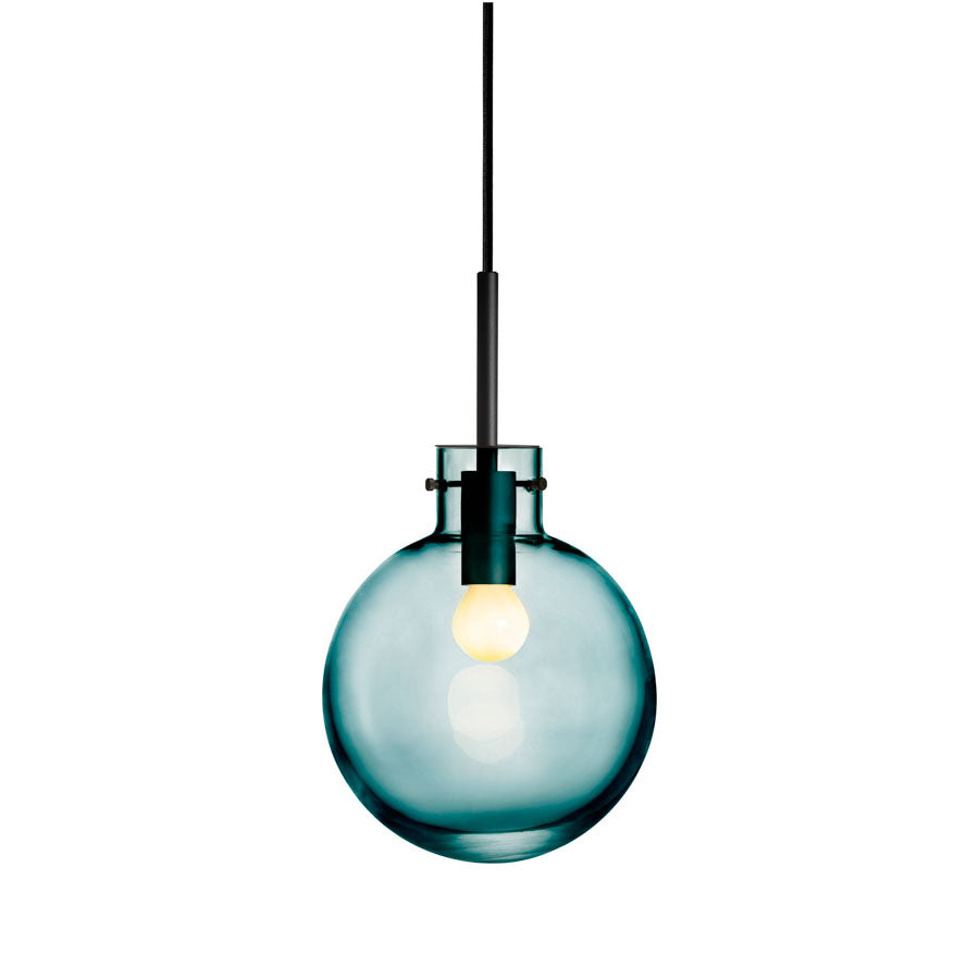 Hadeland Glassverk Krystallkule Taklampe Glatt Blågrønn i moderne stil, med sort oppheng.