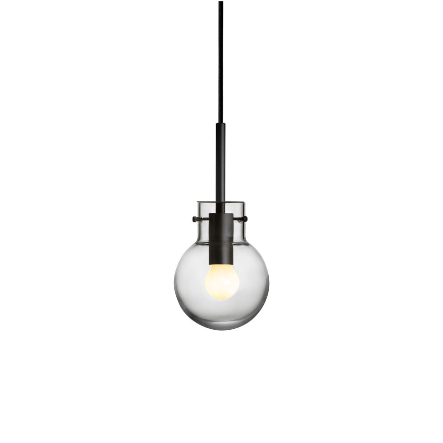 Hadeland Glassverk Krystallkule Taklampe Glatt Klar med munnblåst klar glasskule hengende fra en svart tekstiltrukket kabel.