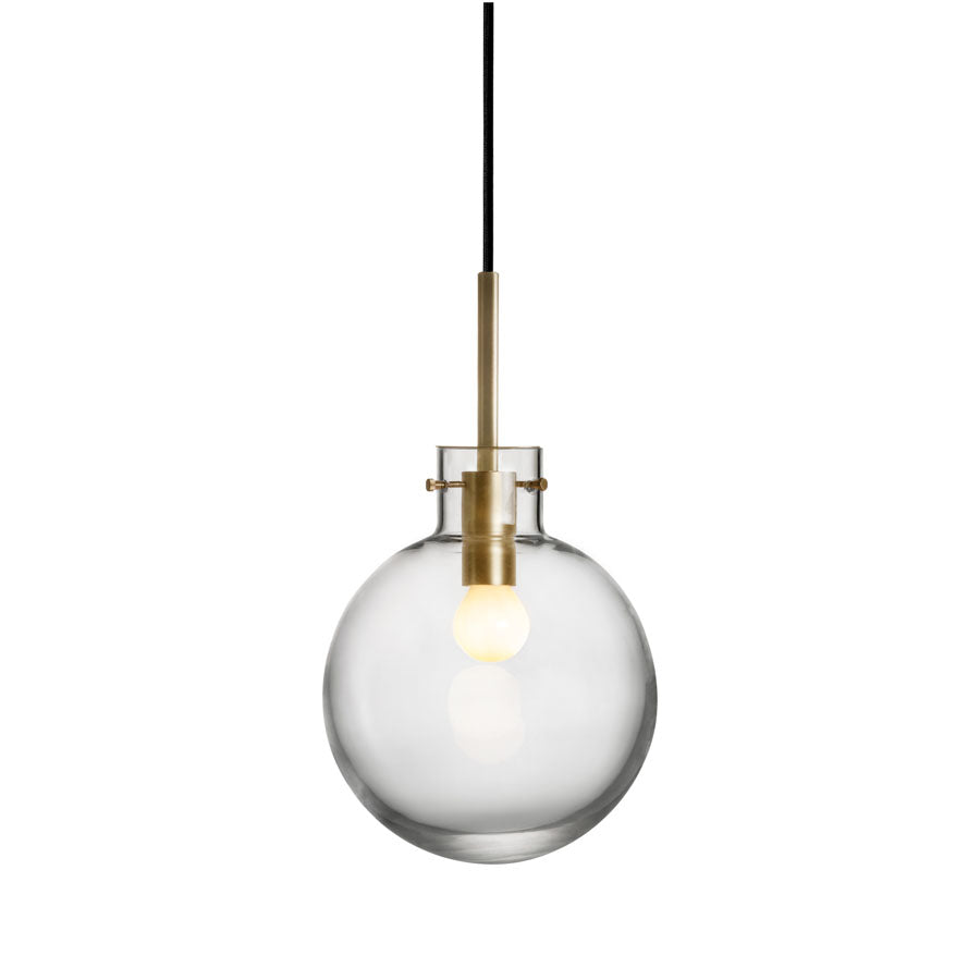Hadeland Glassverk Krystallkule Taklampe Glatt Klar med luksuriøst guldfeste, kombinert med moderne design og klar belysning.