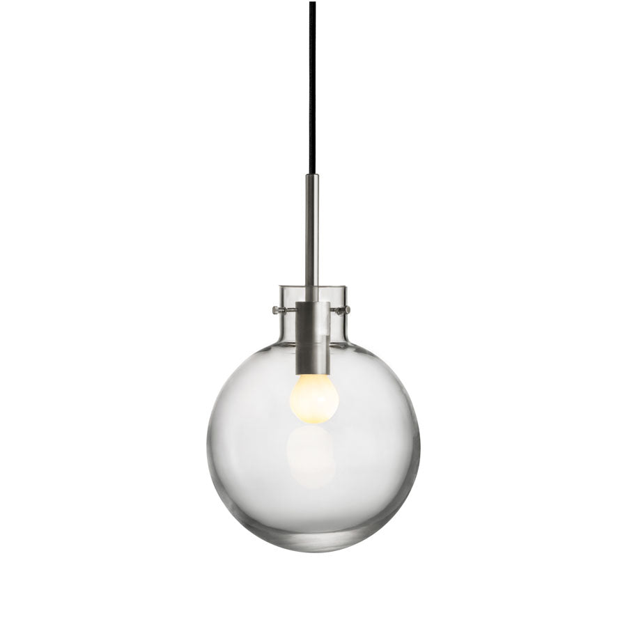 Hadeland Glassverk Krystallkule Taklampe Glatt Klar med munnblåst klart glass og et børstet stålfeste, ideell for minimalistisk interiør.