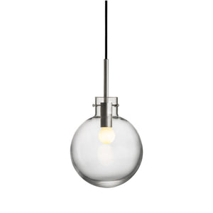 Hadeland Glassverk Krystallkule Taklampe Glatt Klar med munnblåst klart glass og et børstet stålfeste, ideell for minimalistisk interiør.