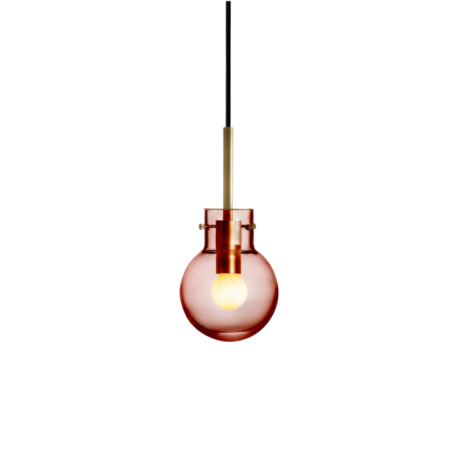 Hadeland Glassverk Krystallkule Taklampe Glatt Morgenrød - elegant taklampe med morgenrød glasskule, oppheng i gull og dimbar funksjon.