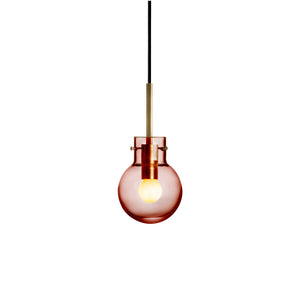 Hadeland Glassverk Krystallkule Taklampe Glatt Morgenrød - elegant taklampe med morgenrød glasskule, oppheng i gull og dimbar funksjon.