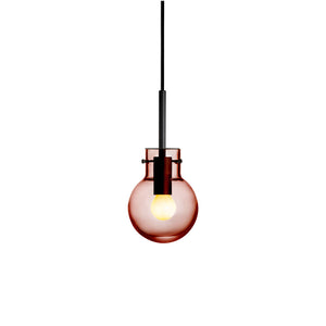 Hadeland Glassverk Krystallkule Taklampe Glatt Morgenrød - lampe med glatt munnblåst glass i morgenrød farge og sort tekstiltrukket kabel.