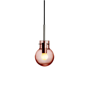 Hadeland Glassverk Krystallkule Taklampe Glatt Morgenrød - lampe i morgenrød farge med glatt munnblåst glass og metalloppheng i sølv.