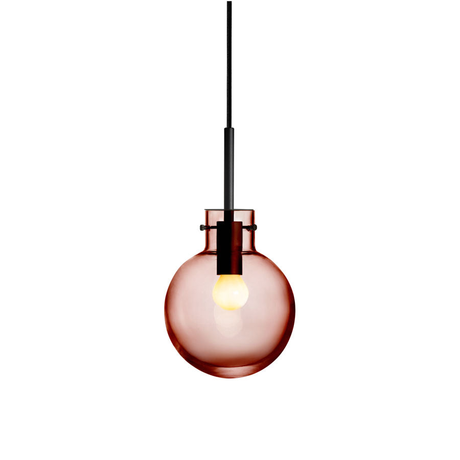 Hadeland Glassverk Krystallkule Taklampe Glatt Morgenrød - moderne taklampe i morgenrød glass, med svart oppheng for stilren belysning.