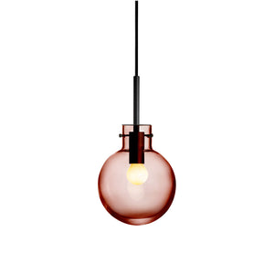 Hadeland Glassverk Krystallkule Taklampe Glatt Morgenrød - moderne taklampe i morgenrød glass, med svart oppheng for stilren belysning.