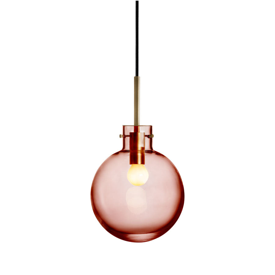 Hadeland Glassverk Krystallkule Taklampe Glatt Morgenrød - Estetisk munnblåst glasslampe med gyldent oppheng, perfekt for varm atmosfære i hjemmet.