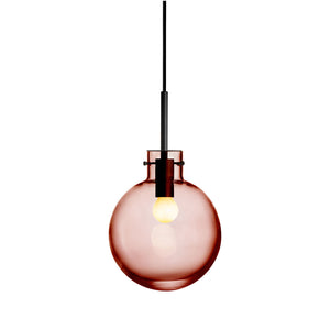 Hadeland Glassverk Krystallkule Taklampe Glatt Morgenrød - Elegant krystallkule i morgenrød farge med sort oppheng, designet for å lyse opp ethvert rom.