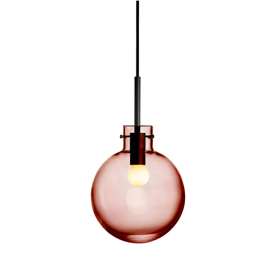 Hadeland Glassverk Krystallkule Taklampe Glatt Morgenrød - Elegant krystallkule i morgenrød farge med sort oppheng, designet for å lyse opp ethvert rom.